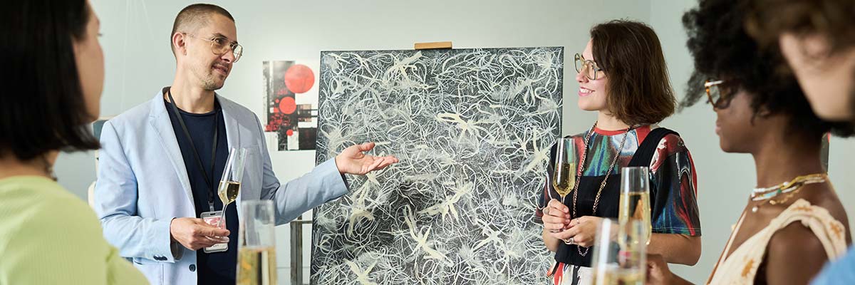 Collezionisti d'arte che valutano le opere di un artista valorizzato dai premi d'arte.