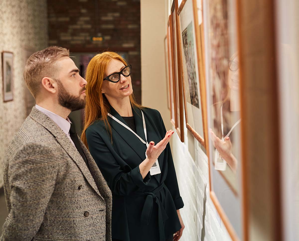 Galleristi che valutano un'opera d'arte per un premio