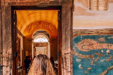 Visitatori in Museo osservano architettura e opere d'arte, indagando segreto Falsi d'Autore e originali.