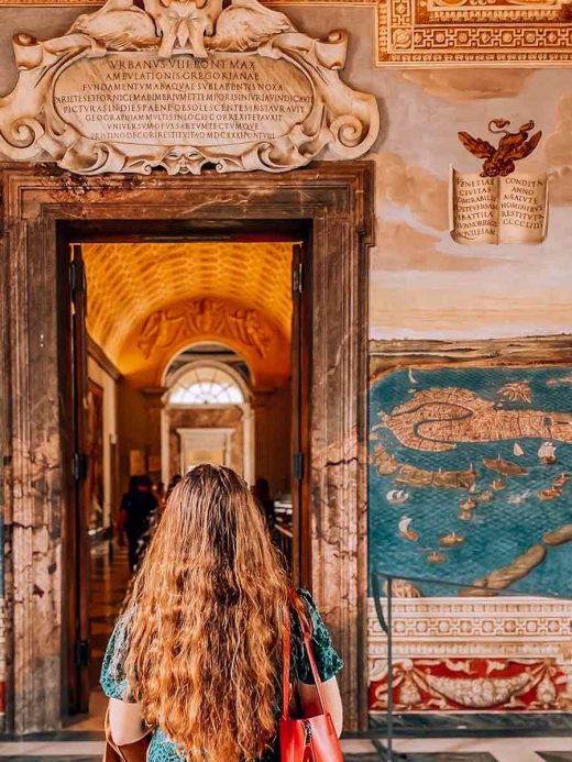 Visitatori in Museo osservano architettura e opere d'arte, indagando segreto Falsi d'Autore e originali.